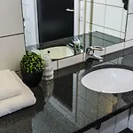 Pingvinhotellet Unn מלון